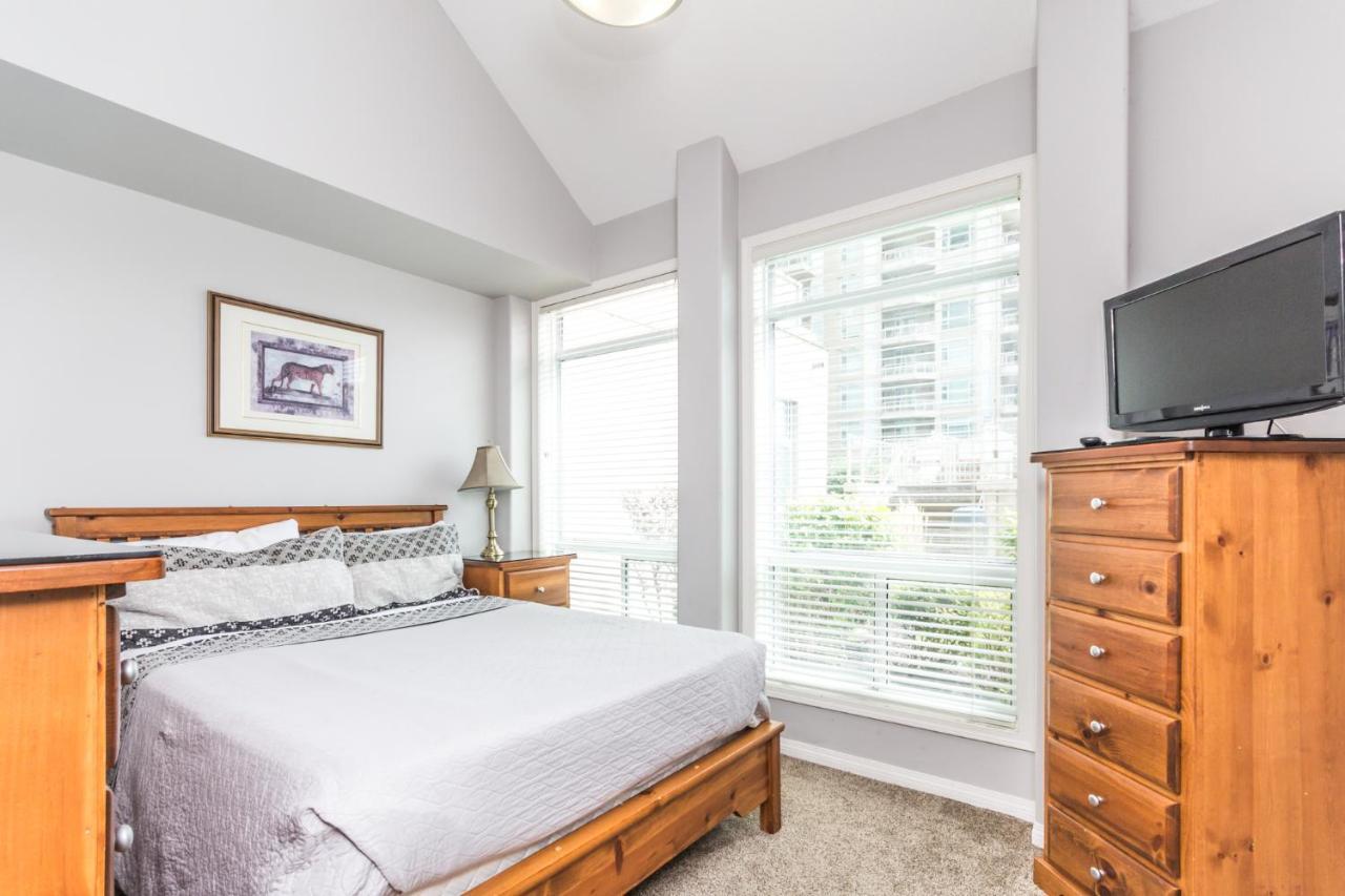 Sunset Waterfront Resort By Discover Kelowna Resort Accommodations Exterior foto