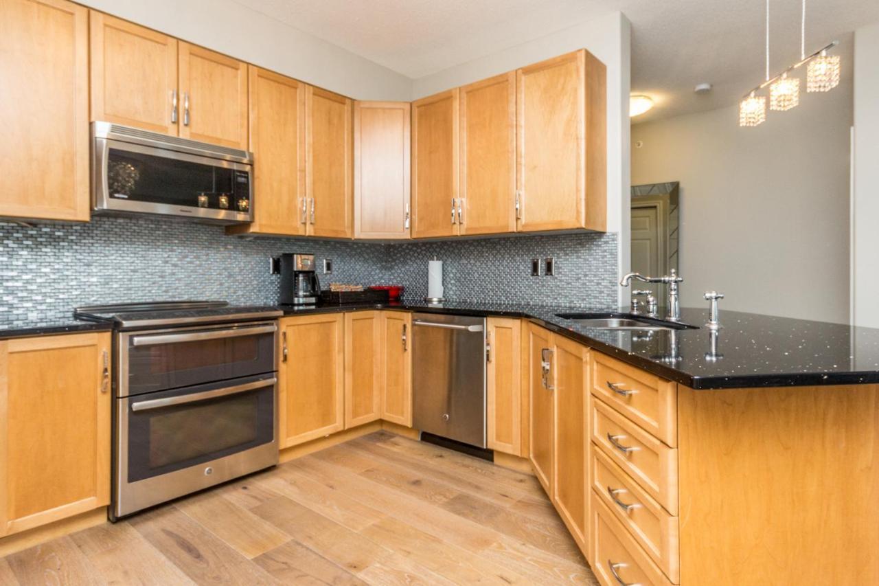 Sunset Waterfront Resort By Discover Kelowna Resort Accommodations Exterior foto